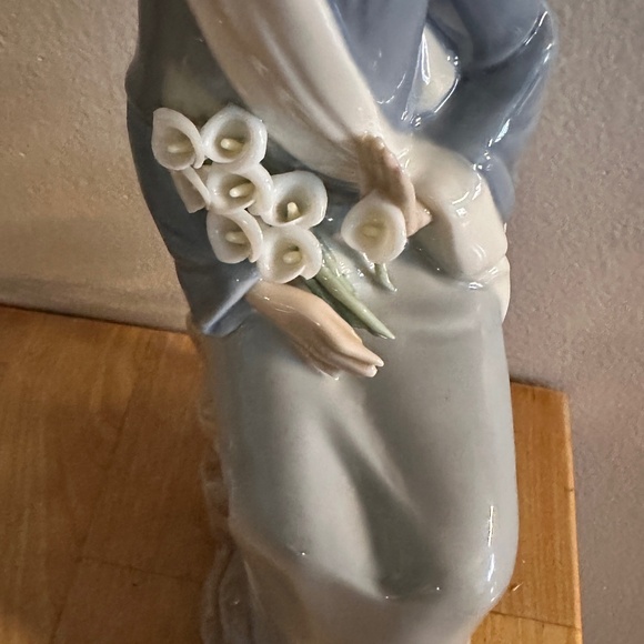 Lladro Madonna Girl with Lilies Figurine – Retired 1998 – Vintage Porcelain - Picture 2 of 4